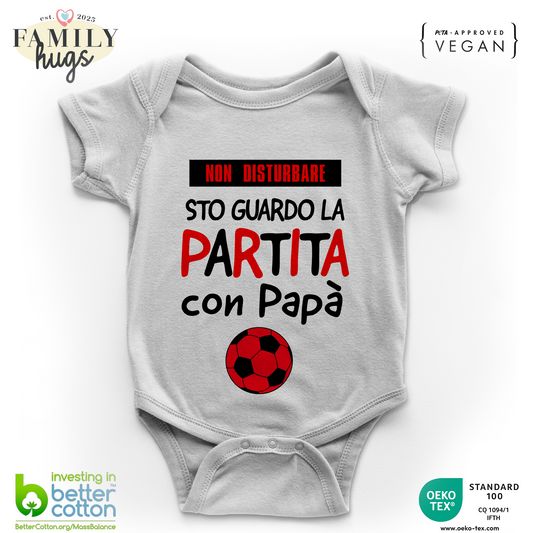 Body Bambino 0-24 Mesi - Non disturbare sto guardando la partita con Papà rossonero - Festa del papà - Family Hugs