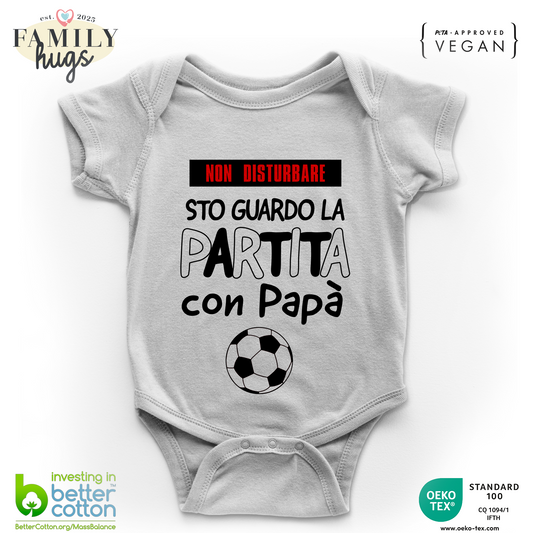 Body Bambino 0-24 Mesi - Non disturbare sto guardando la partita con Papà bianconero - Festa del papà - Family Hugs
